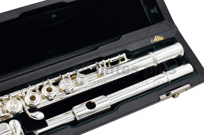 Altus ALIIRBEO Flute set in an open case, close up of headjoint and right hand of body joint 