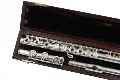 Brannen Cooper Flute C7885 in a wooden case on a white background