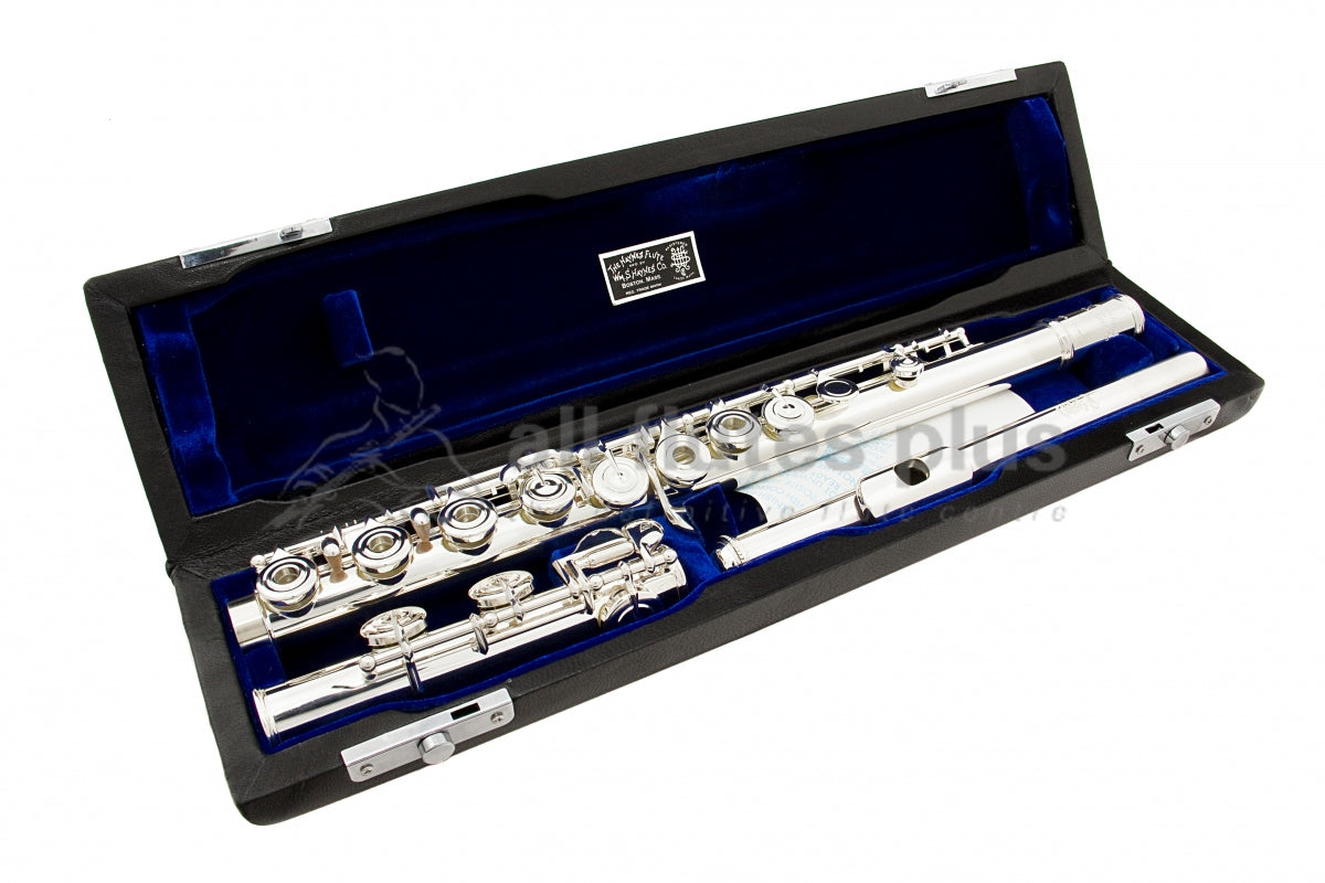 Haynes Q1 Flute displayed in its open case with blue interior, displaying the whole flute, silver headjoint, body joint and footjoint