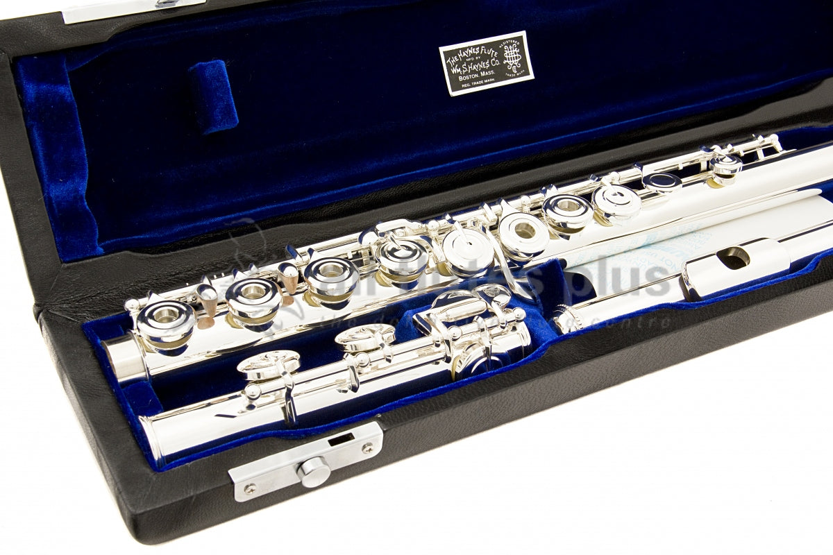 Haynes Q1RE Flute displayed in its open case with blue interior close up of footjoint and body joint keywork and mechanism 