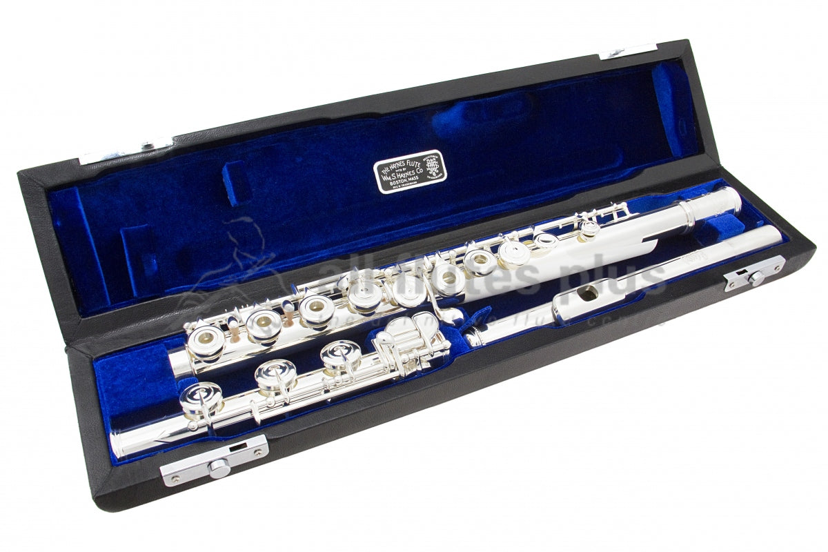 Haynes Q2RE Flute displayed in its open case with blue interior, displaying the whole flute, silver headjoint, body joint and footjoint