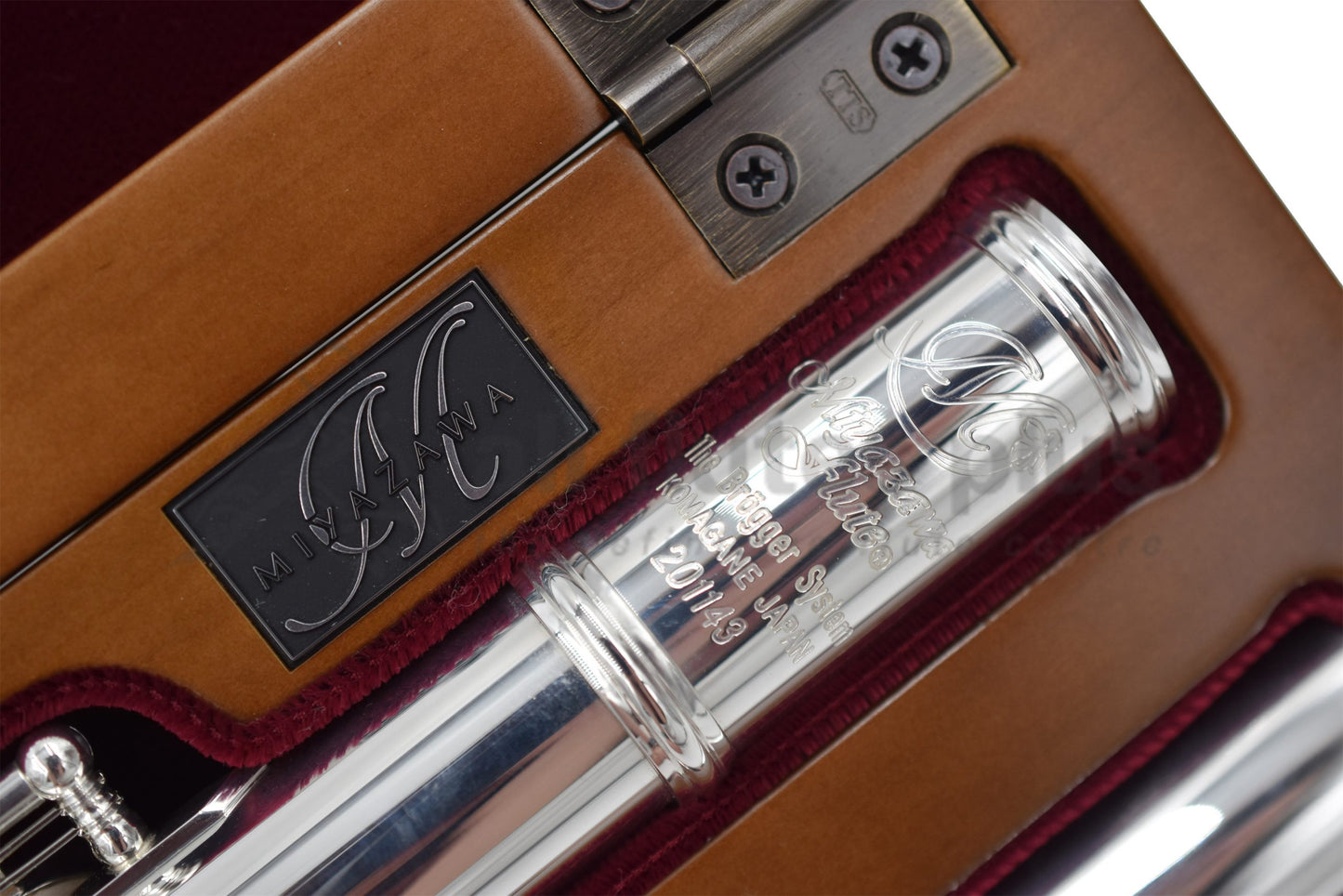 Close up of Miyazawa logo on the Miyazawa CS 958 B Flute