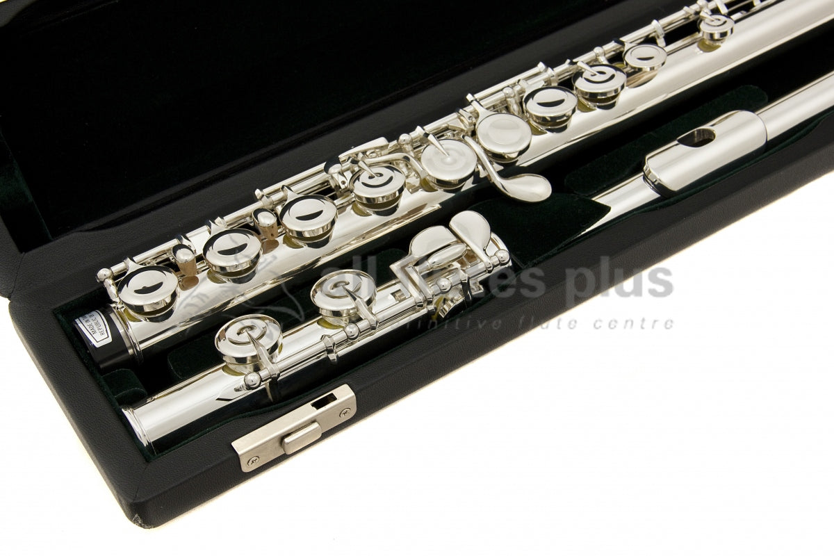 Pearl Quantz flute cloe up of closed hole keywork on body and footjoint 
