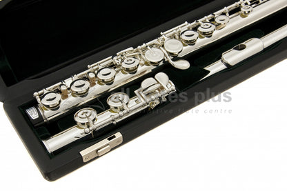 Pearl Quantz flute cloe up of closed hole keywork on body and footjoint 