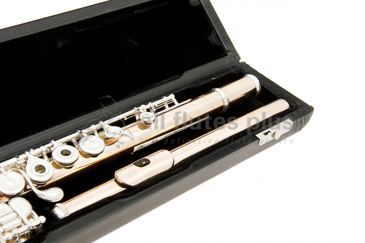Powell handmade conservatory 9k aurumite flute close up of headjoint, left hand body tube and keywork, displayed in its open flute case