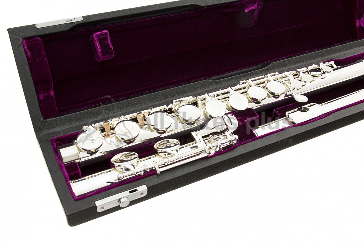 Trevor James Performers Alto Flute close up of right hand closed hole keywork, body tube and C footjoint mechanism, displayed in its open flute case  